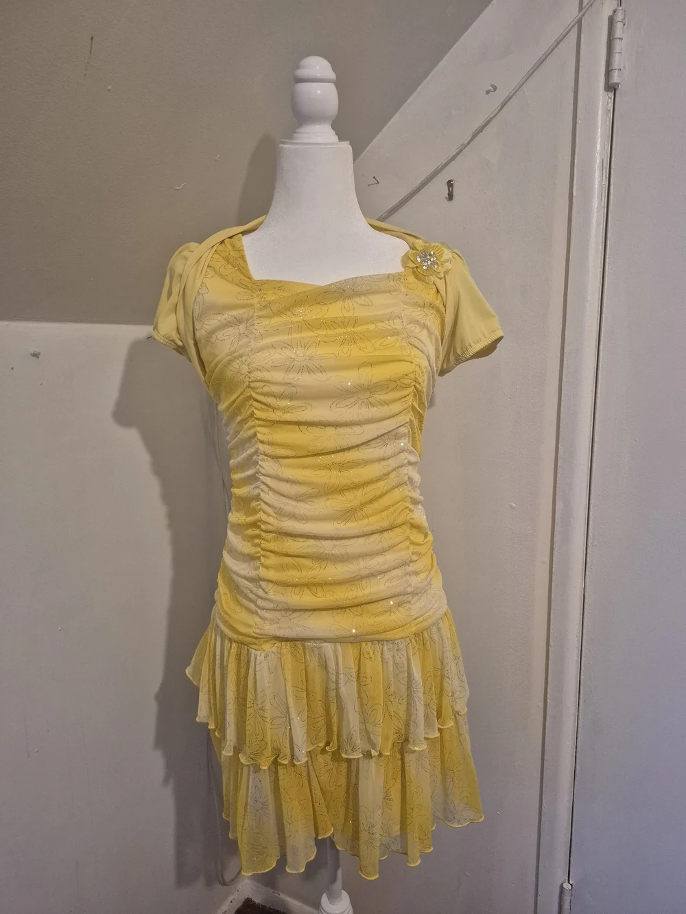 Amy's Closet Yellow Ruched Short Sleeve Tunic with Ruffle Hem and Brooch